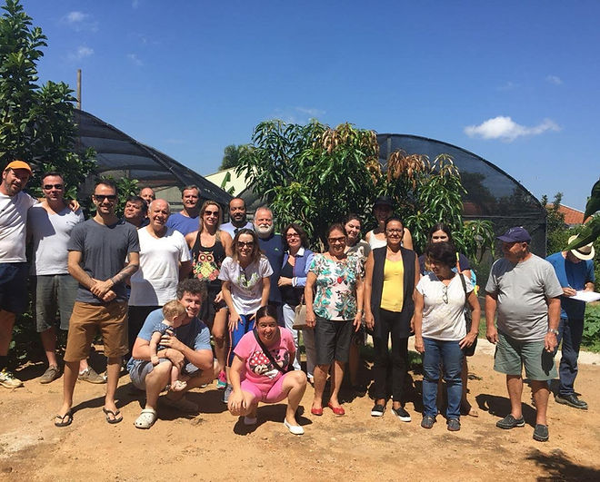 Equipe de voluntários do Planeta Plantar reunida em frente ao viveiro